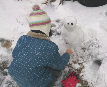 雪にはしゃぐ